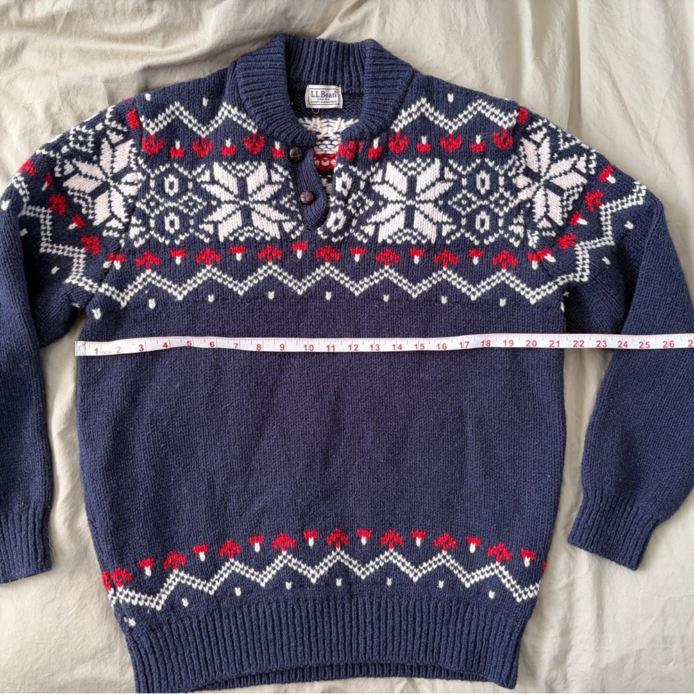 L.L. Bean Navy Fair Isle 100% Lambs Wool Crewneck Sweater - Like New - Picture 3 of 5